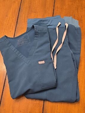 Figs OG Scrub Set in Caribbean Blue with Pink String